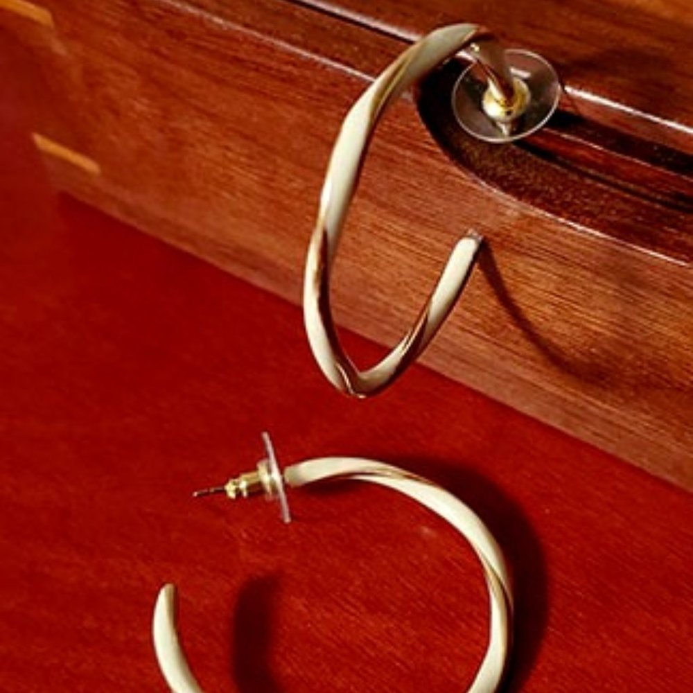 Loft Twist Hoop Earring